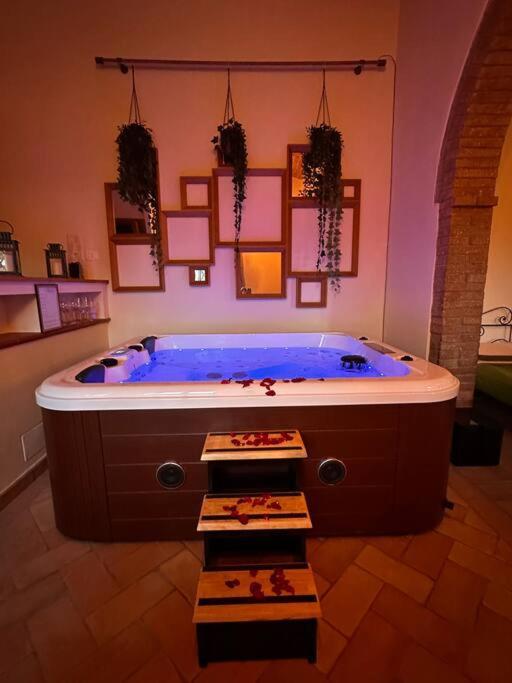 Relax Nella Jacuzzi In Toscana Колле-ди-Валь-д'Эльса Экстерьер фото